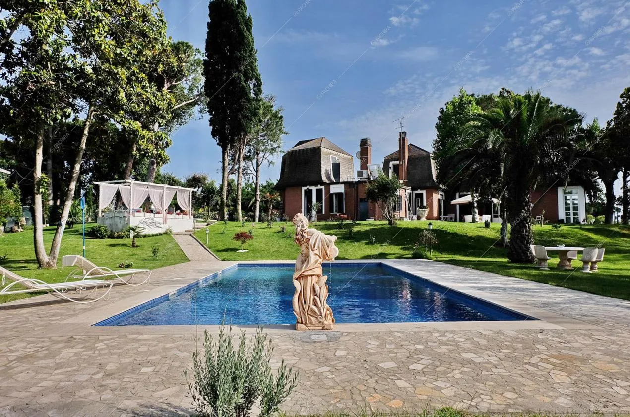 Piscina, vista della villa dall'esterno, giardino