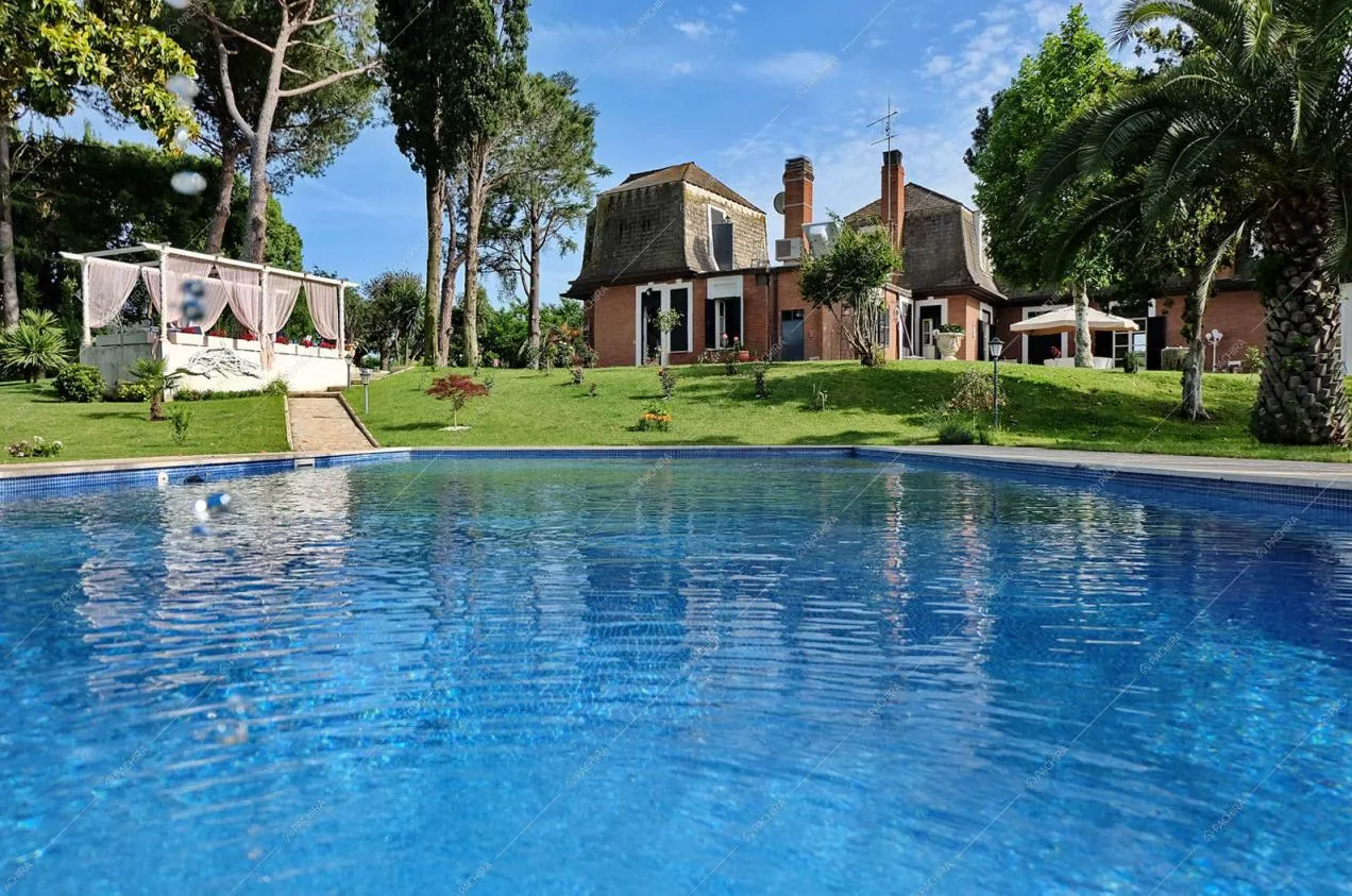 Piscina con vista sulla villa