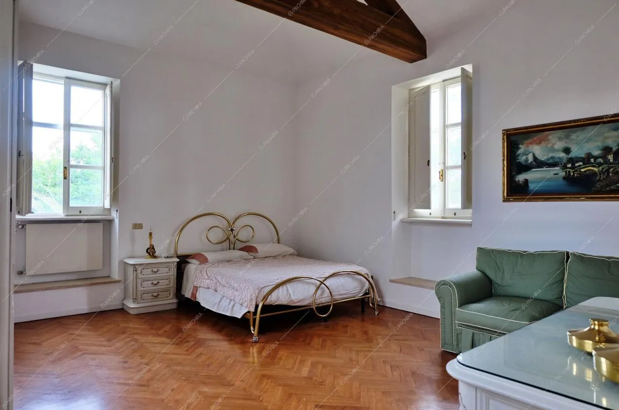 Camera da letto con parquet a spina di pesce