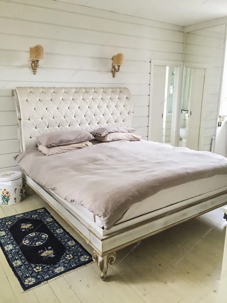 Letto a due piazze con base in legno d'epoca