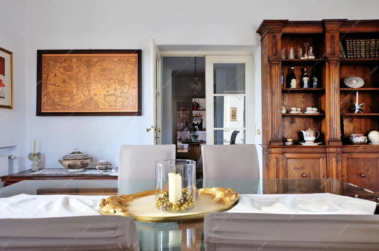 Credenza d'epoca in legno con tavolo da pranzo in cristallo