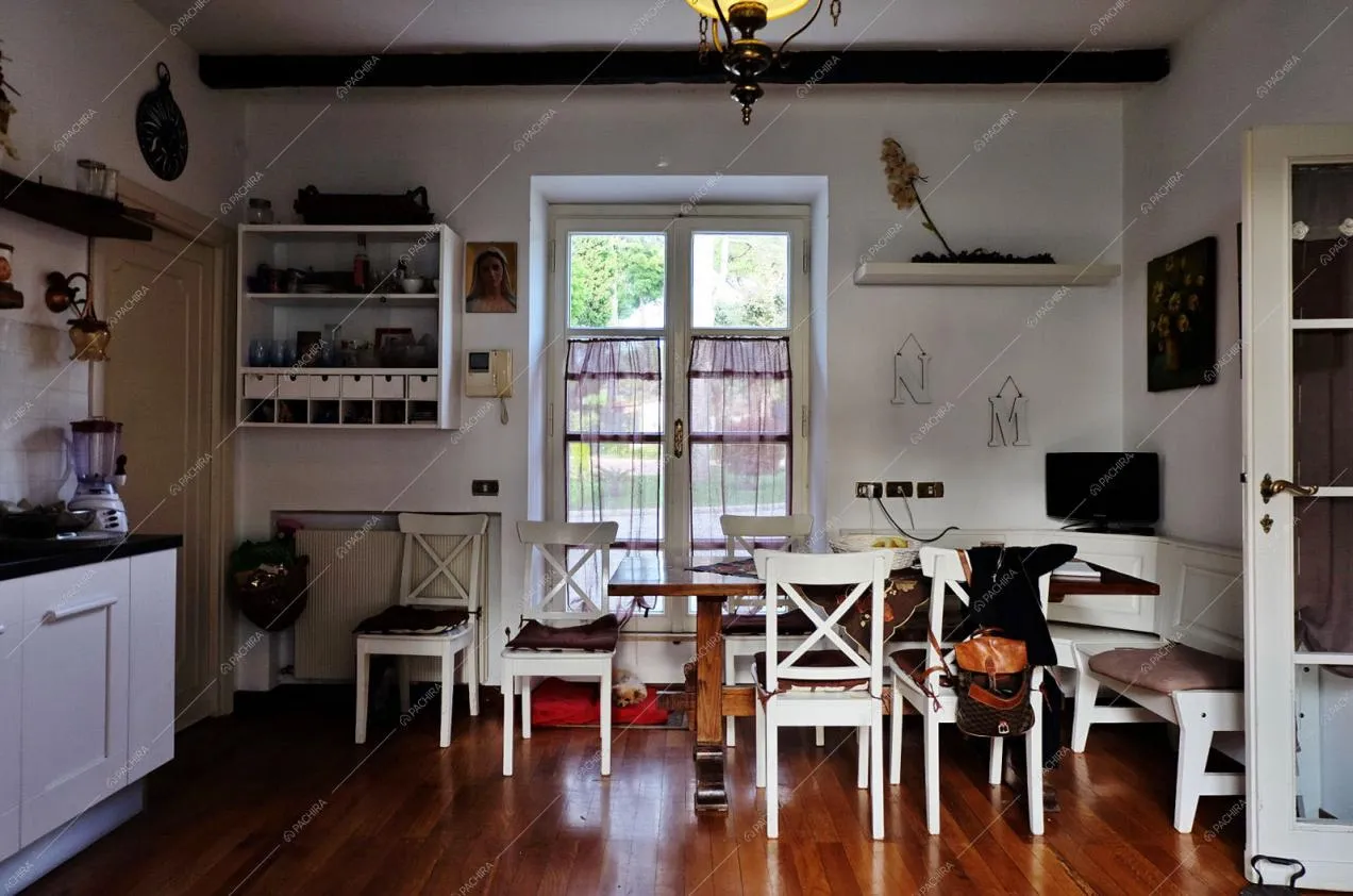 Tavolo da pranzo in legno da sei posti in cucina