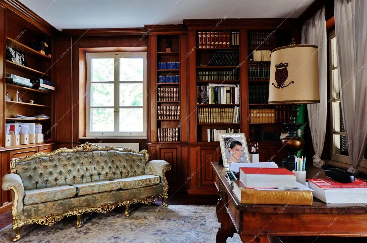 Libreria in legno con divano ottocentesco nello studio