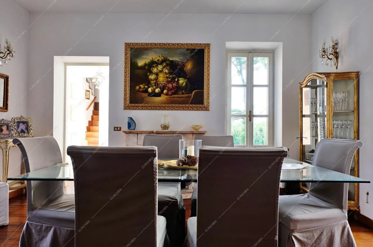 Sala da pranzo con tavolo da sei posti in vetro