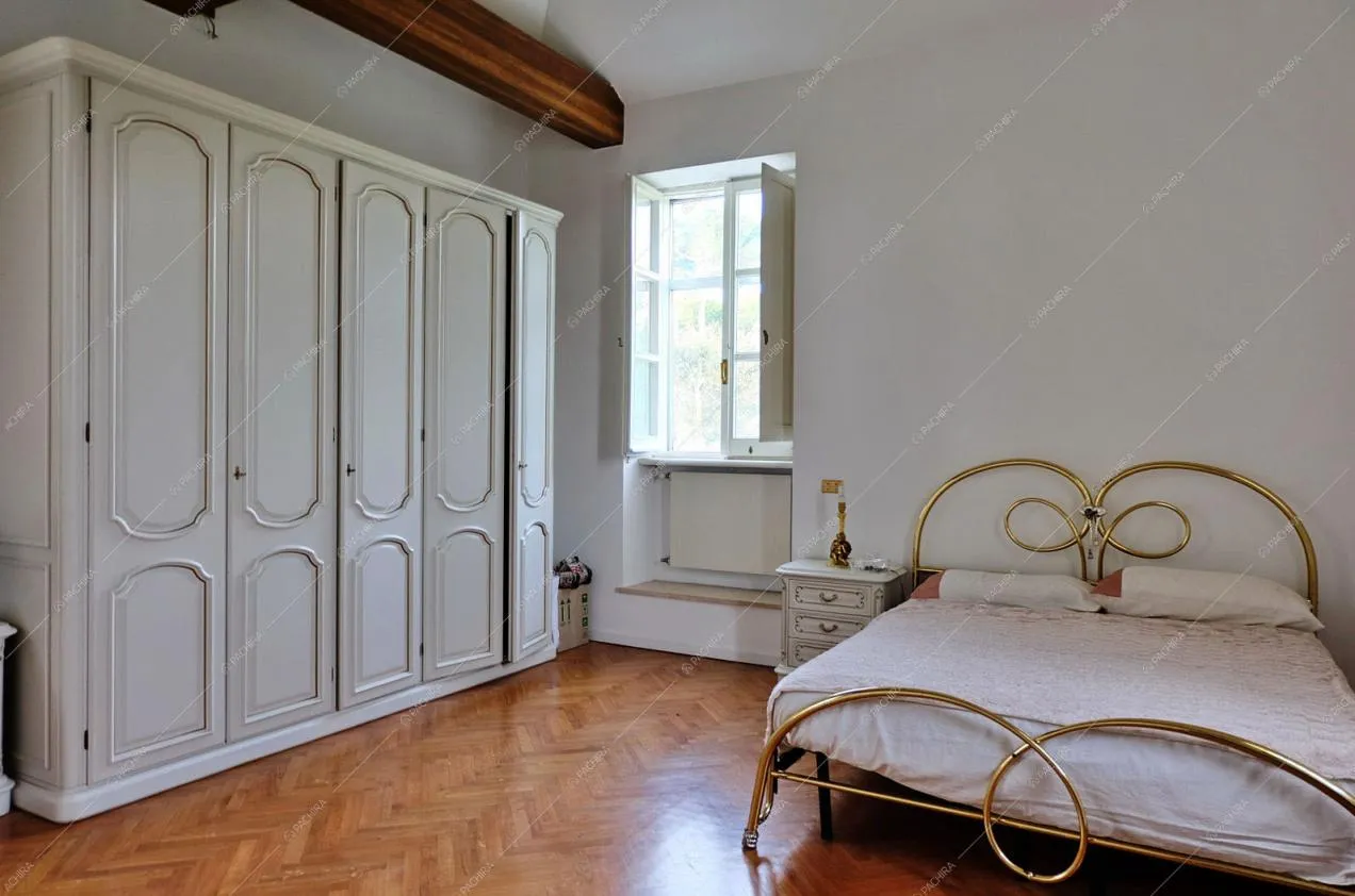 Camera da letto con parquet a spina di pesce e armadio a cinque ante