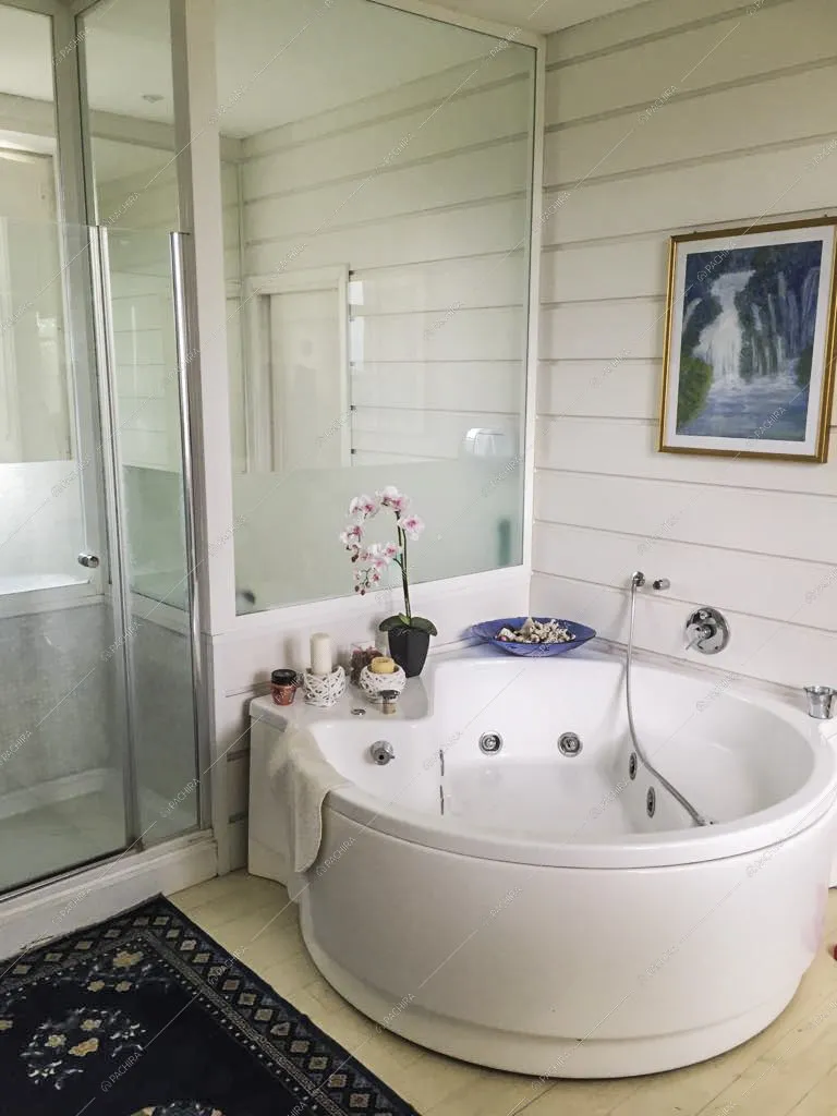 Vasca rotonda in bagno con pareti in vetro