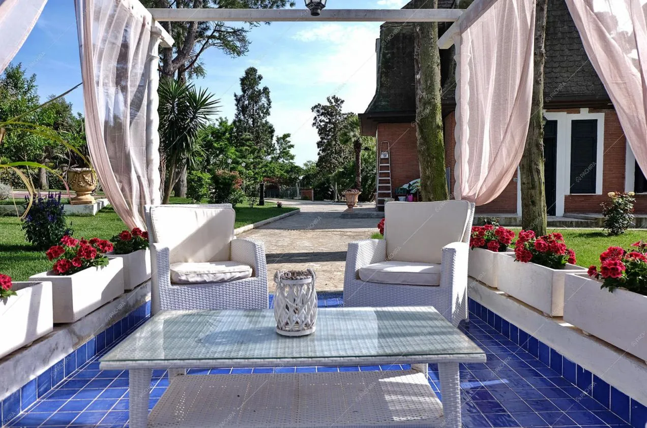 Pavimento in piastrelle blu nel gazebo