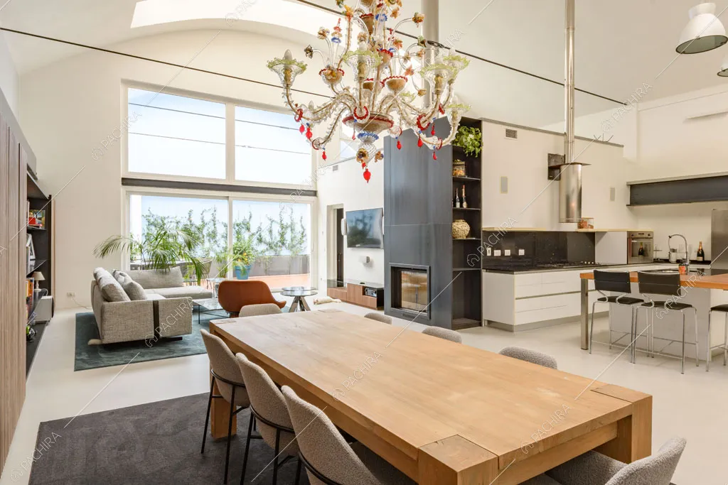 Ampia zona living con cucina a vista del loft Genepi, location in stile contemporaneo a Milano