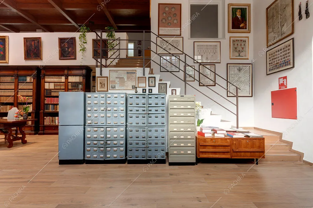 Soffitto a cassettoni nella sala dell'espositivo Agarico, location in stile contemporaneo a Firenze