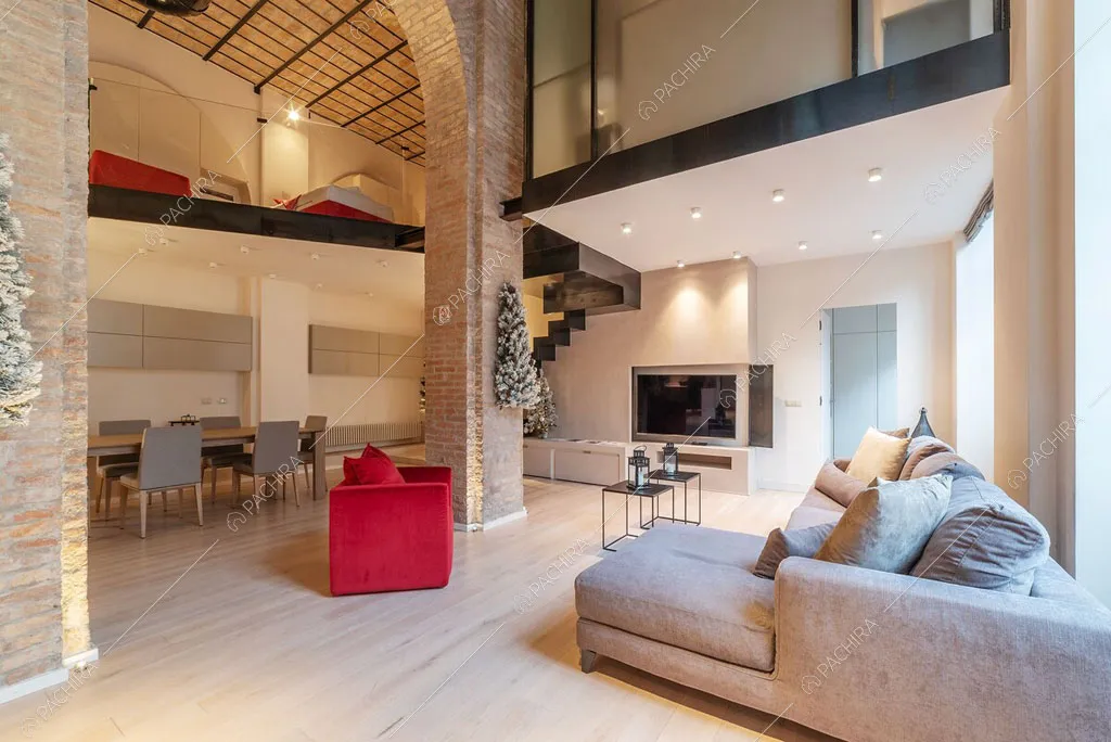 Mattoni rossi a vista nella zona living del loft Sabbia, location in stile moderno a Roma