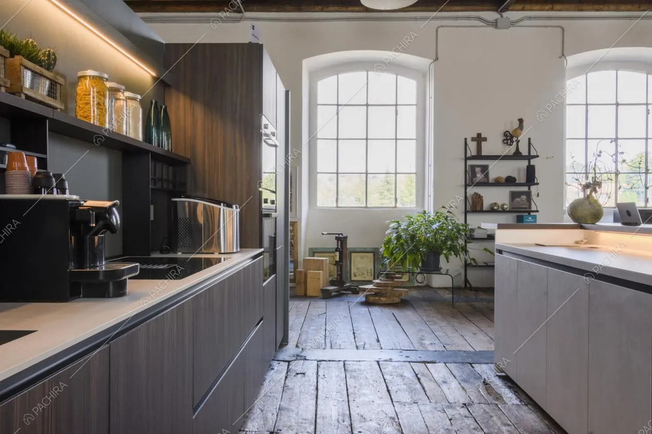 Mobili da cucina scuri in legno e macchinetta del caffè