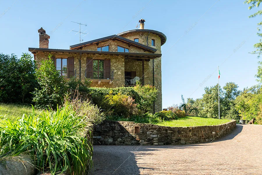 Vialetto della villa Rhone, location in stile rustico a Lecco
