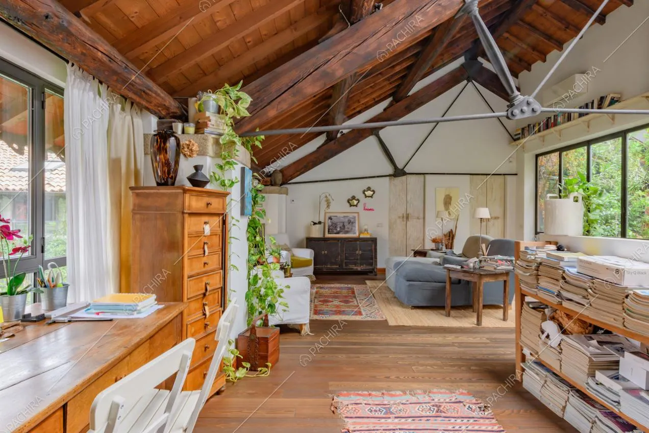 Pavimento in parquet, travi in legno a vista sul soffitto e vetrate