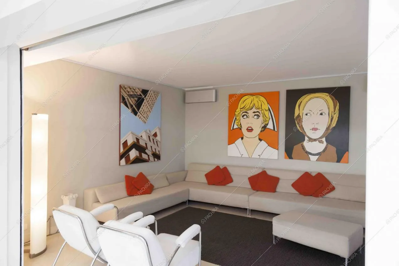 Sala con arredi moderni della Location Duku