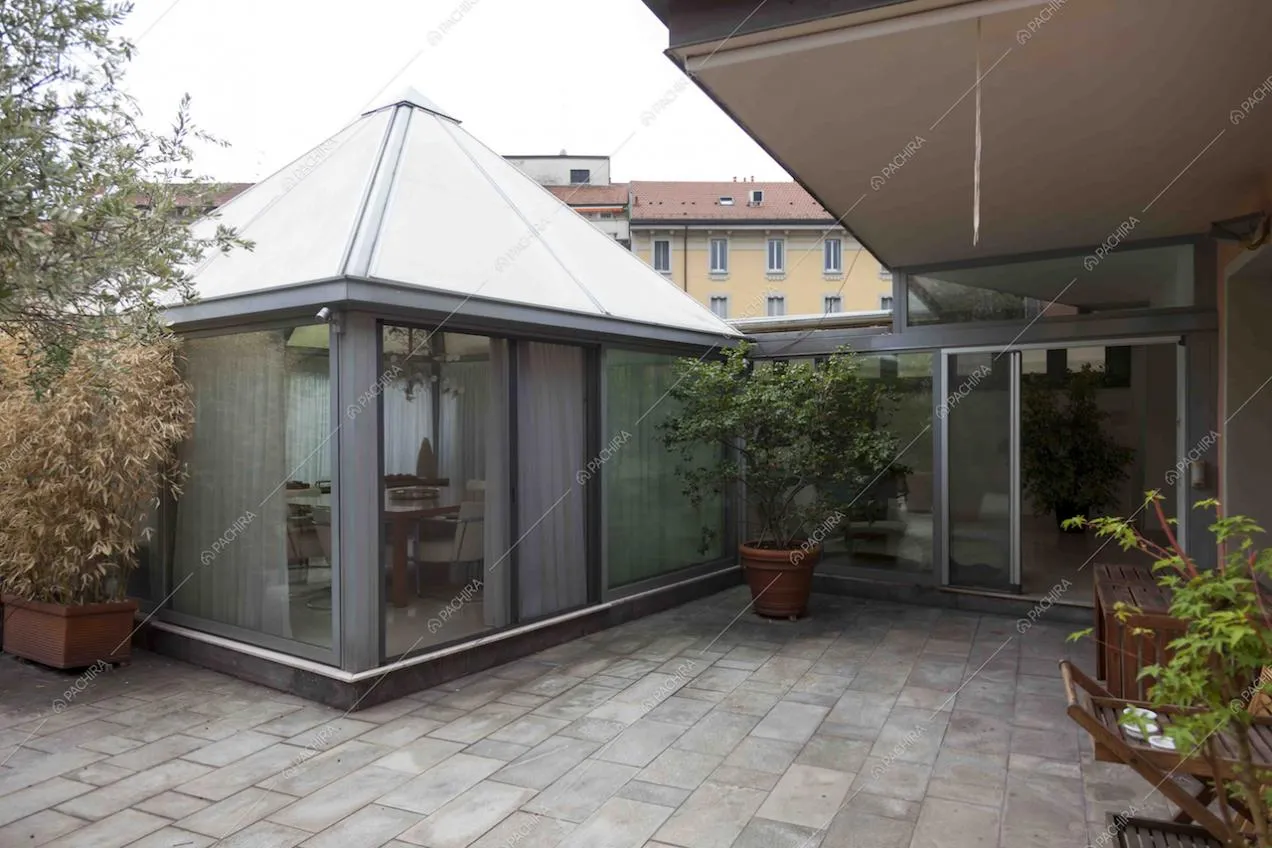 Terrazza con gazebo a Milano