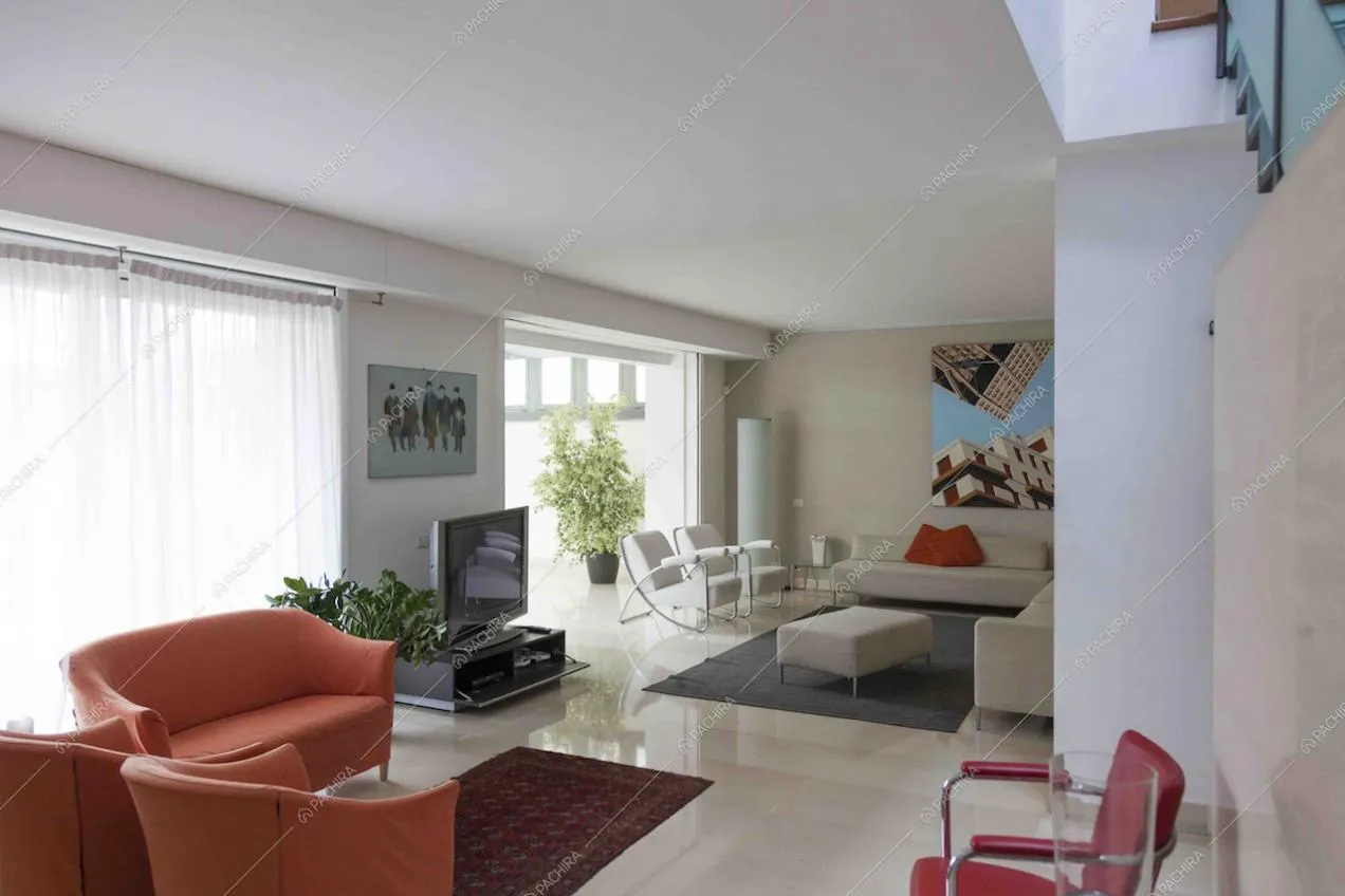 Sala moderna con ampie vetrate
