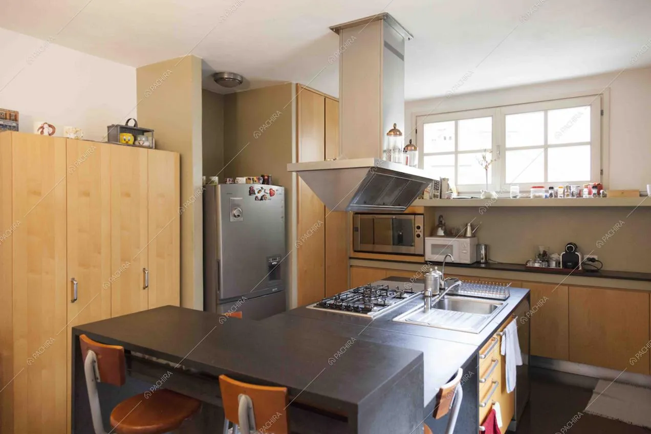 Cucina moderna con cappa e fornelli a gas