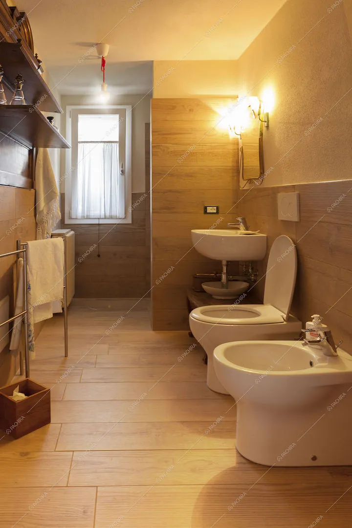 Bagno con pavimento in gres porcellanato effetto legno