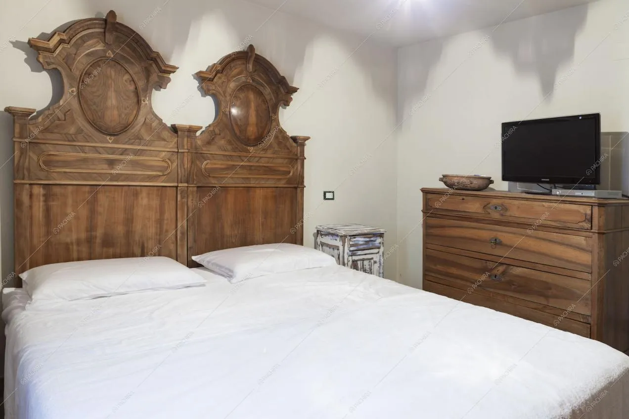 Camera da letto matrimoniale dalle pareti bianche