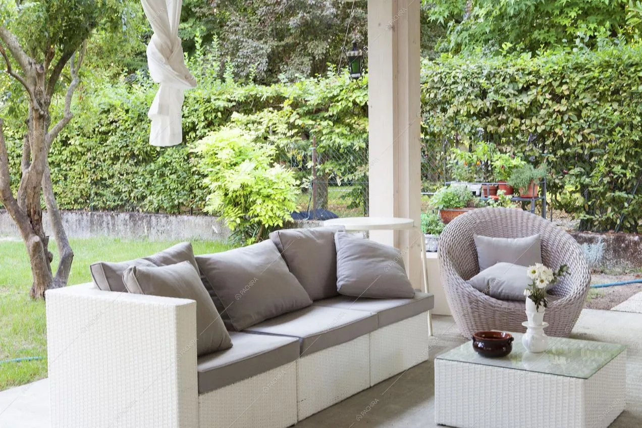 Salotto da esterno nella veranda con vista sul giardino