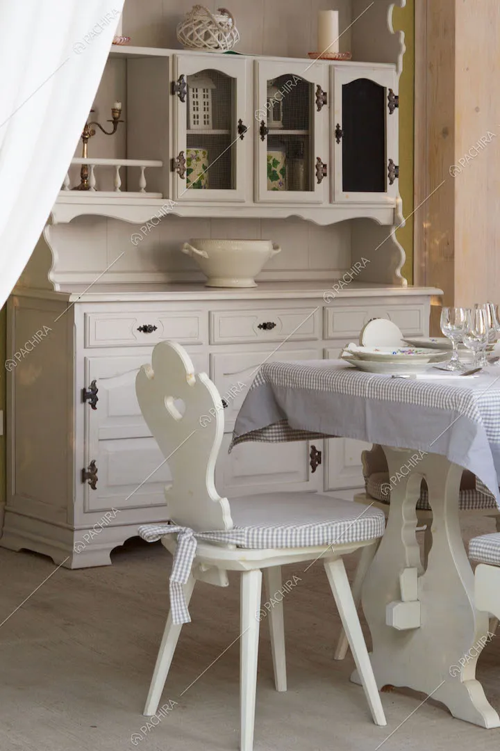 Tavolo da pranzo bianco in legno e credenza bianca