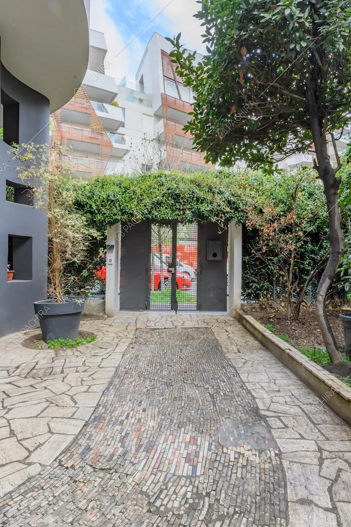 Vialetto con pavimento in pietra nel giardino della location