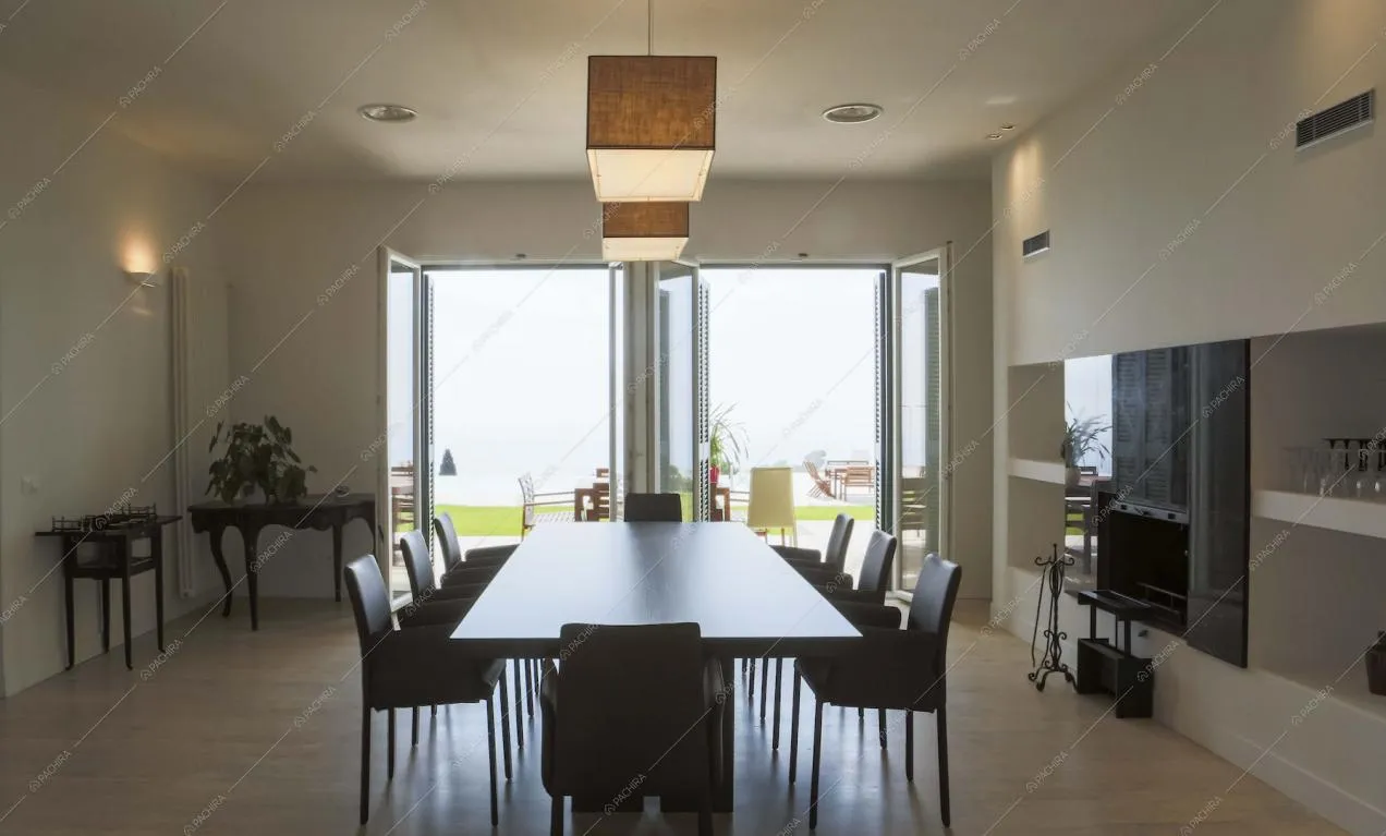 La sala da pranzo e le vetrate della Location Fico d'India