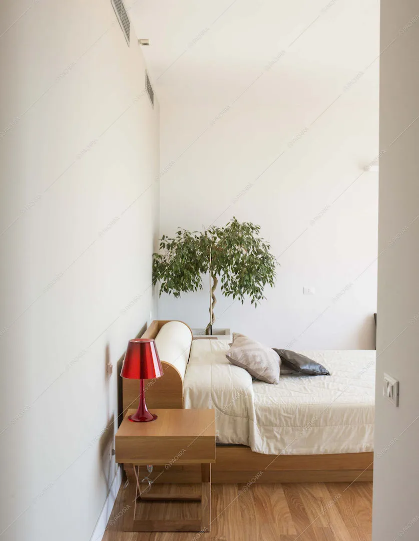 Camera da letto bianca con pavimento in parquet