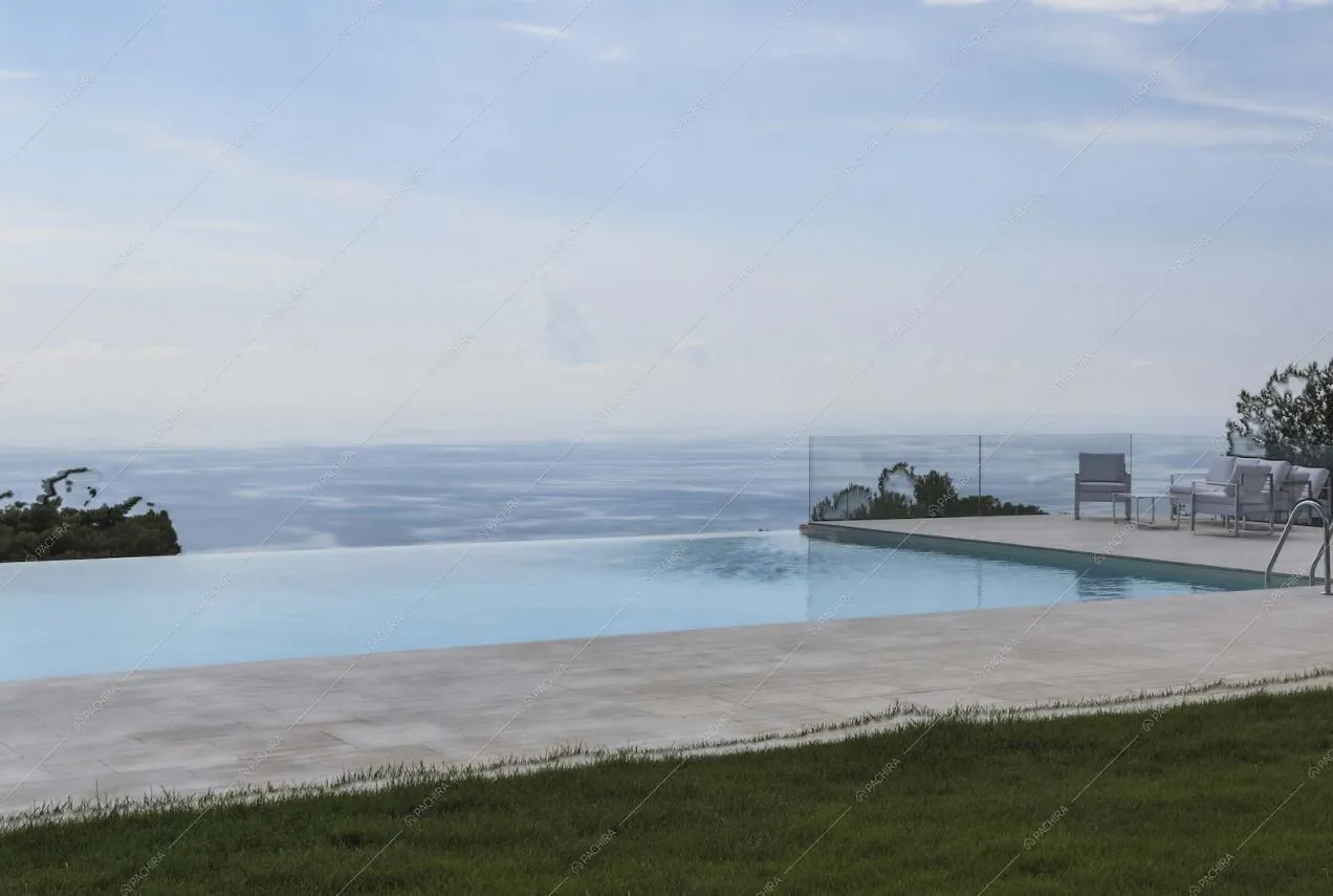 La piscina a sfioro con vista sul mare