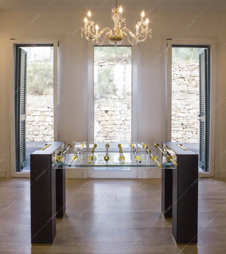 L'elegante biliardino e il lampadario in vetro