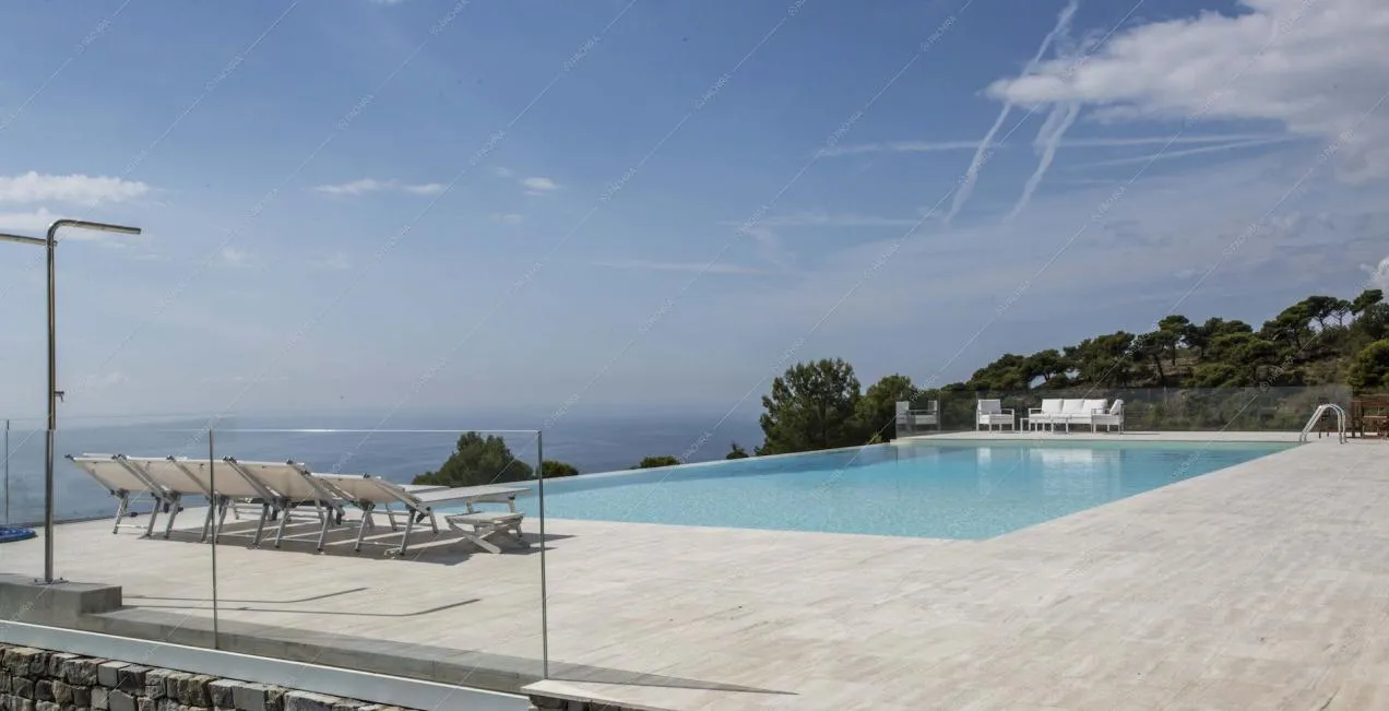 Infinity pool e vista sul mare