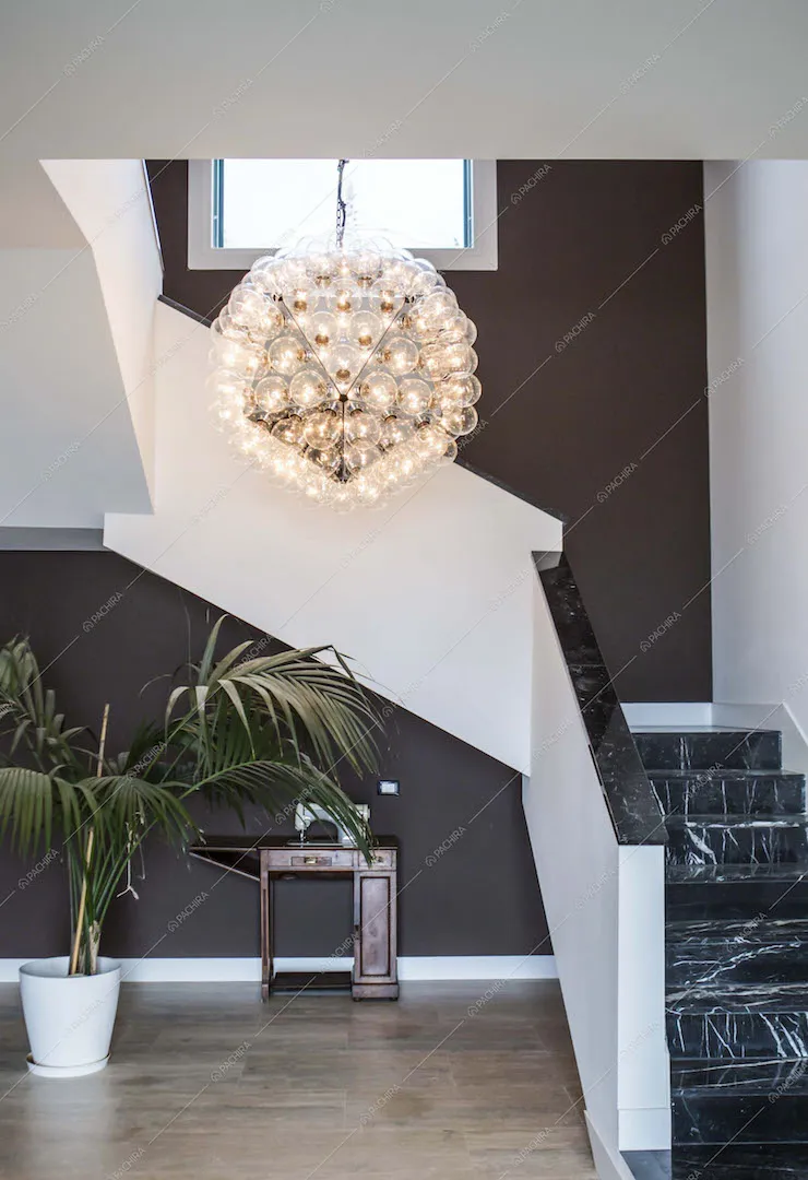 Lampadario di design e scale in marmo nero