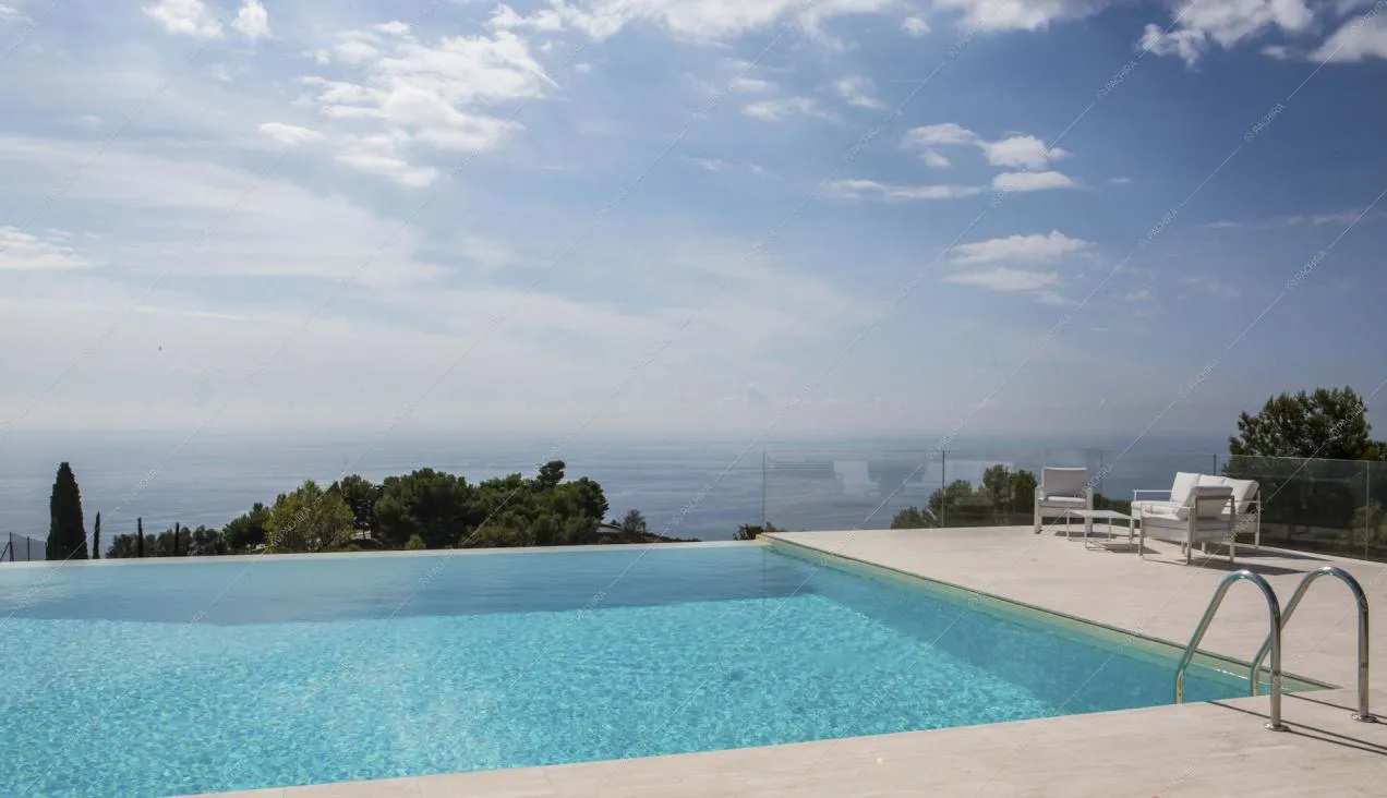 La bellissima piscina a sfioro della villa