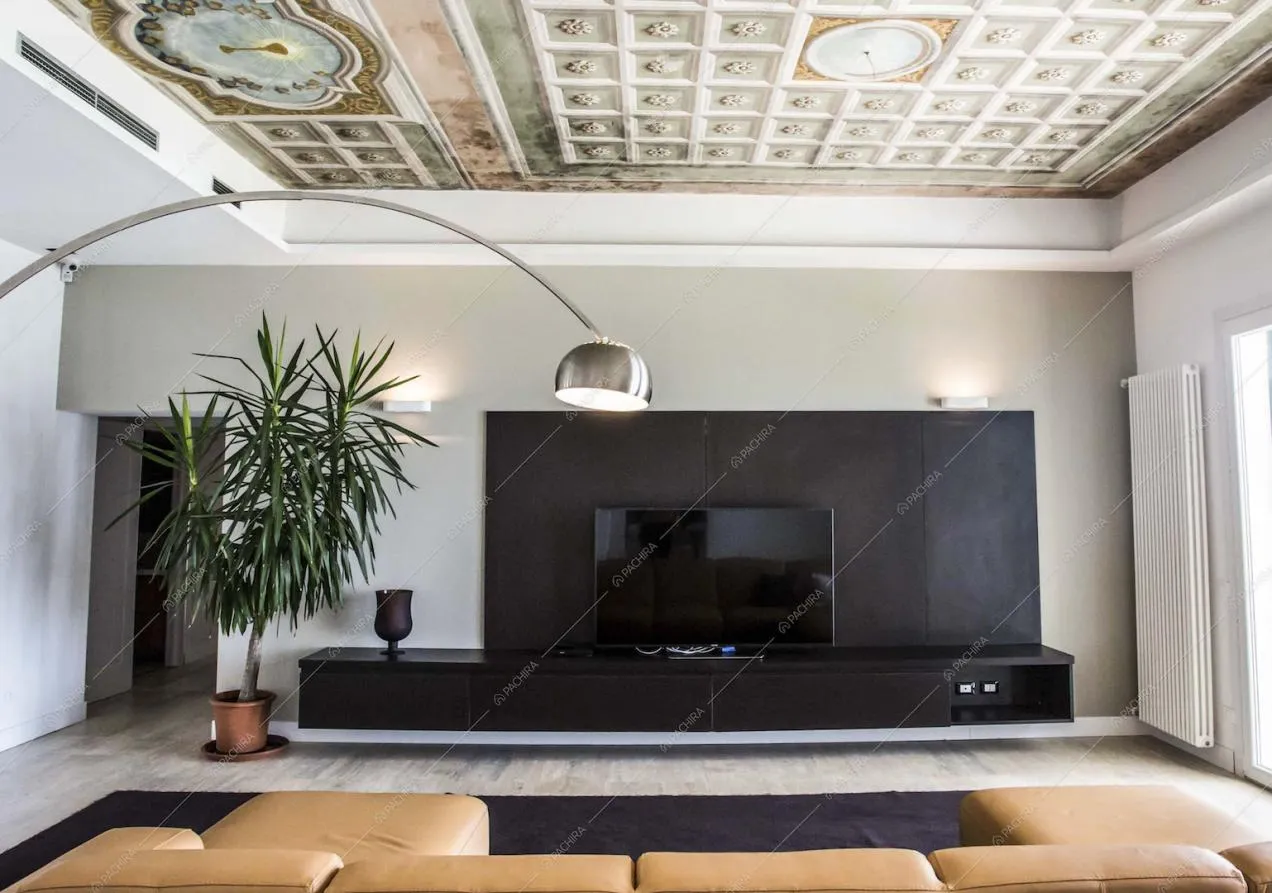 Sala con soffitto affrescato
