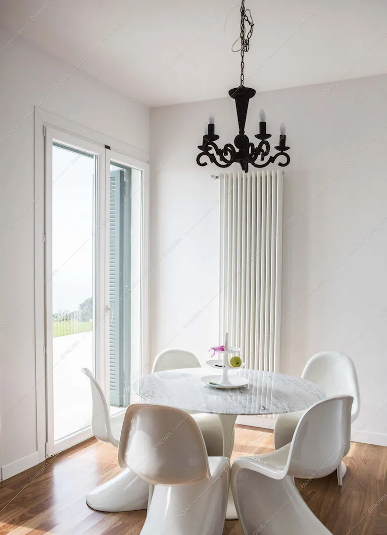 Tavolo in marmo bianco e lampadario nero
