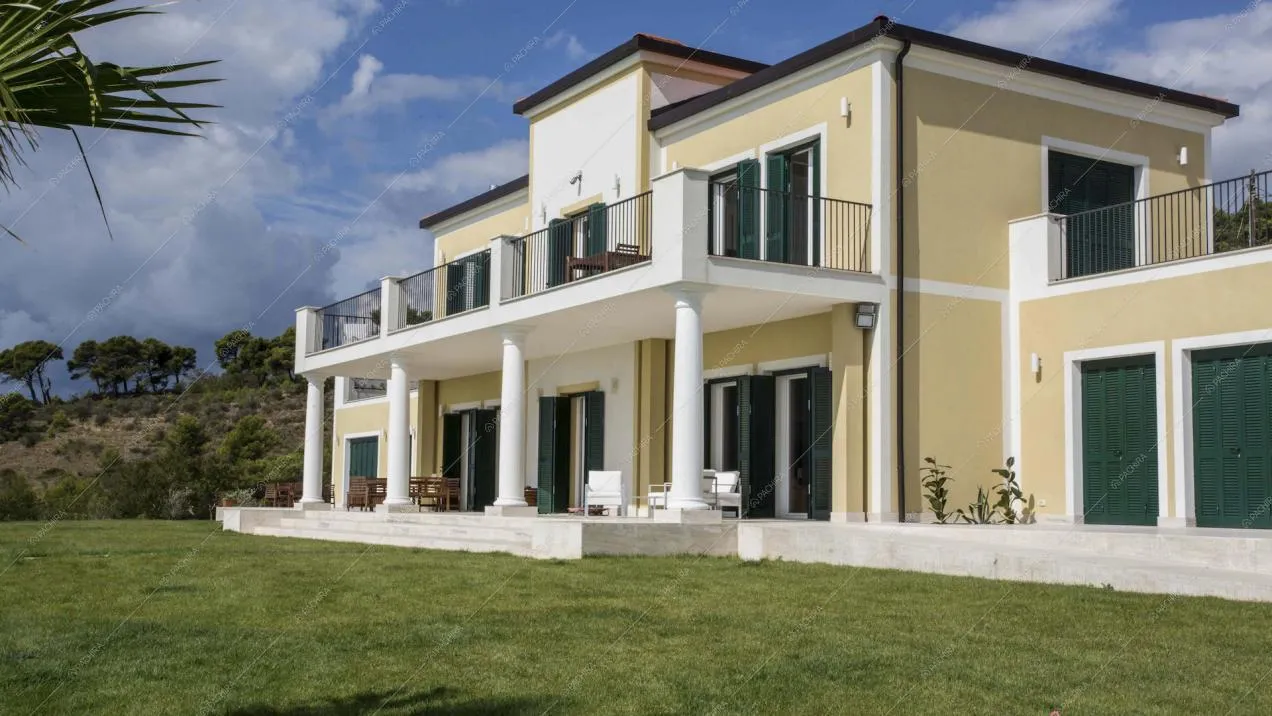 Gli esterni della villa Moderna a Imperia