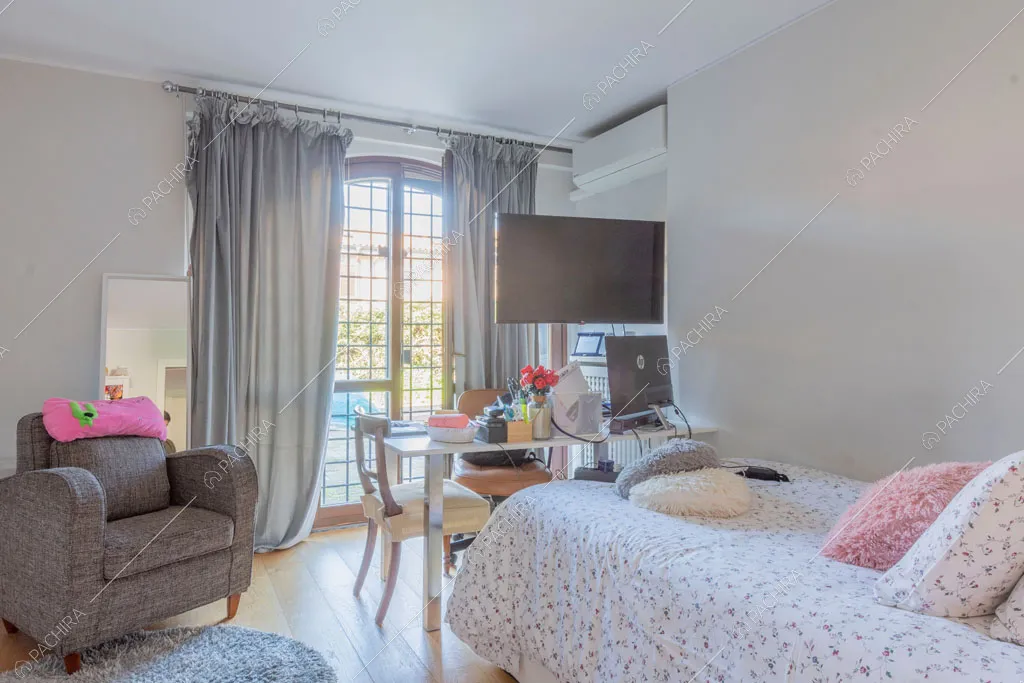 Camera da letto della villa Tagliamento, location in stile contemporaneo a Roma