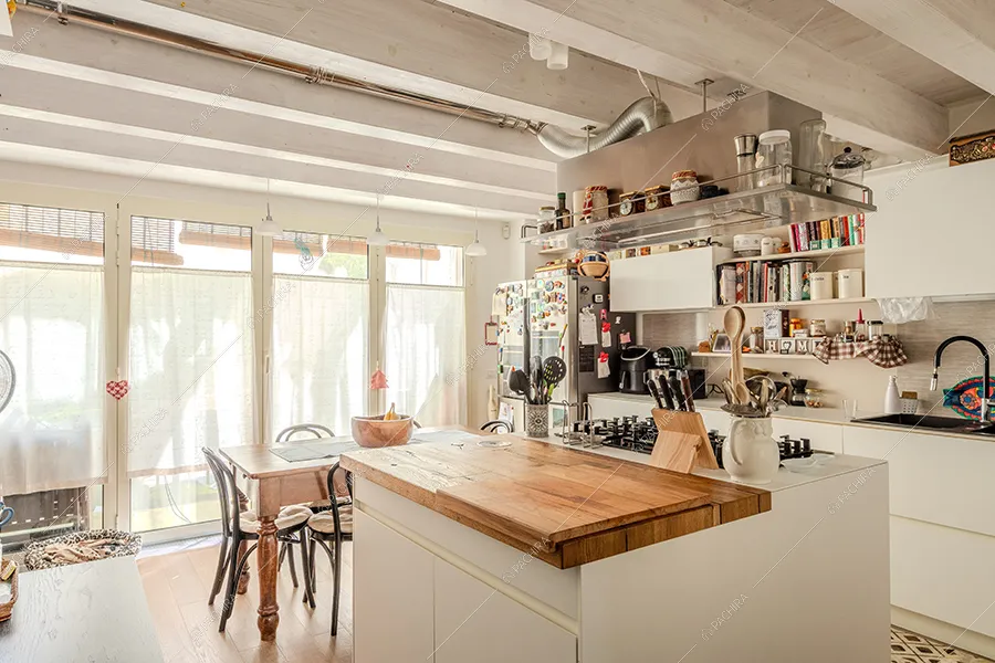 Cucina della villa Malachite, location in stile moderno a Milano