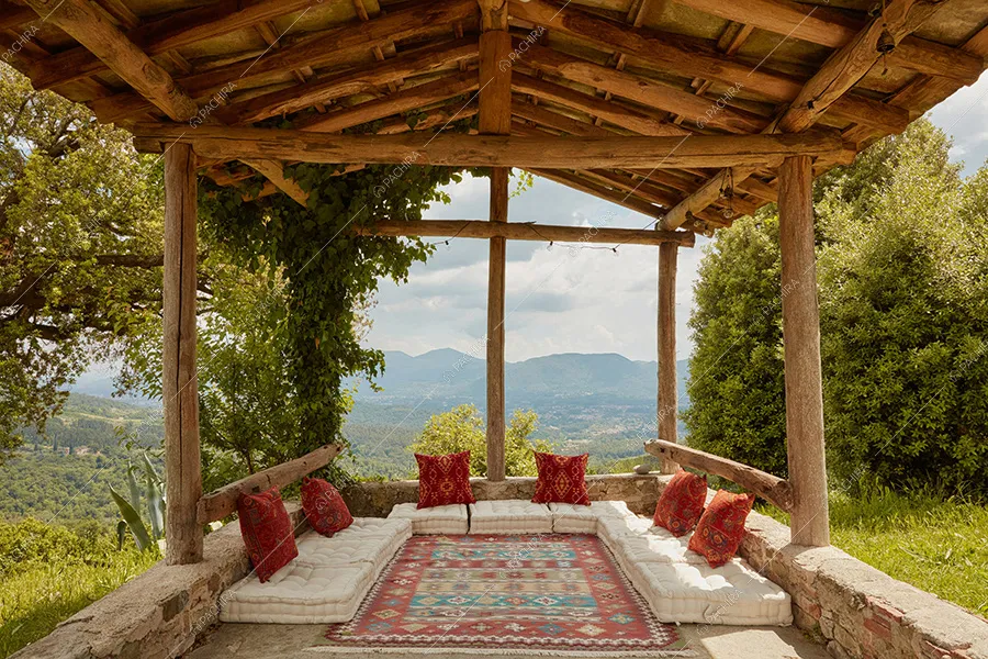 Patio della masseria Mincio, location in stile rustico a Lucca