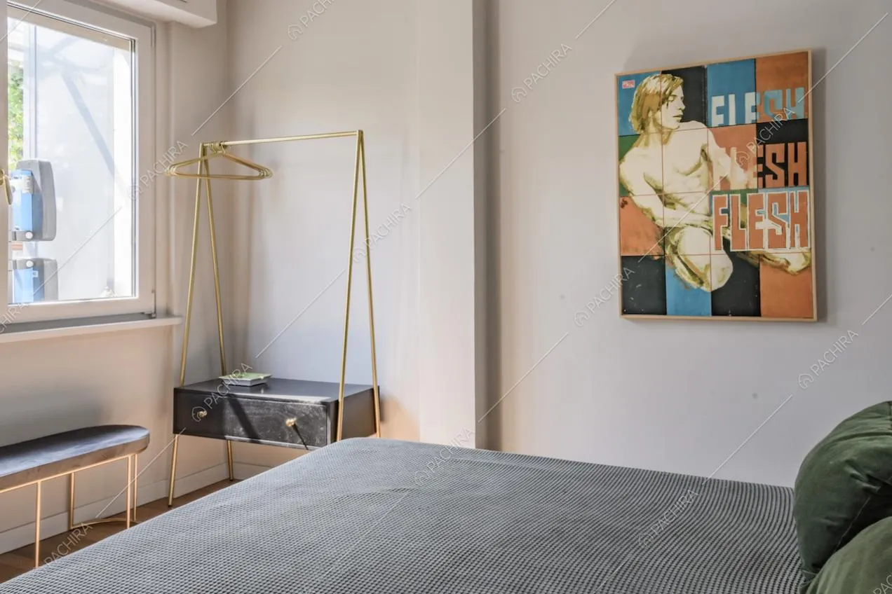 Camera da letto con arredi minimal e finestra