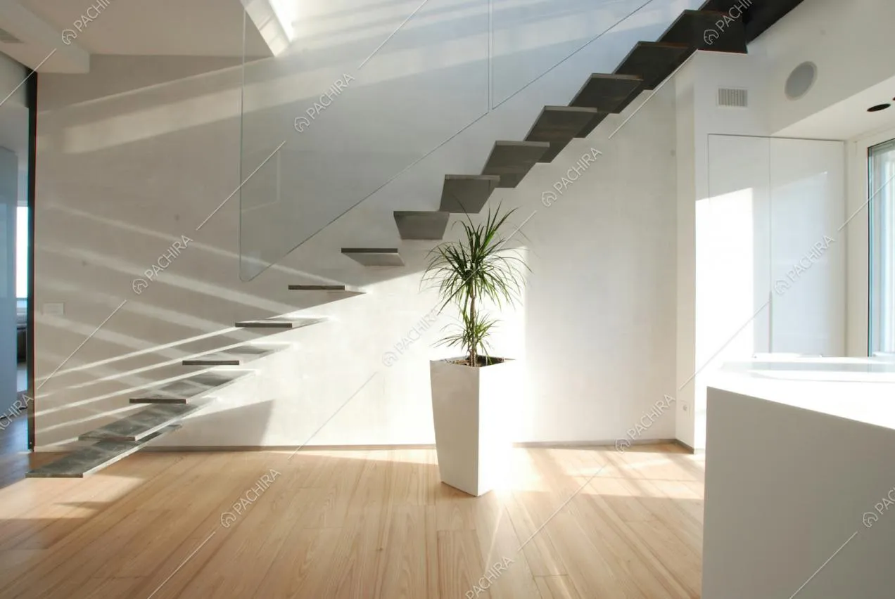 Interni con scale moderne attico a Milano