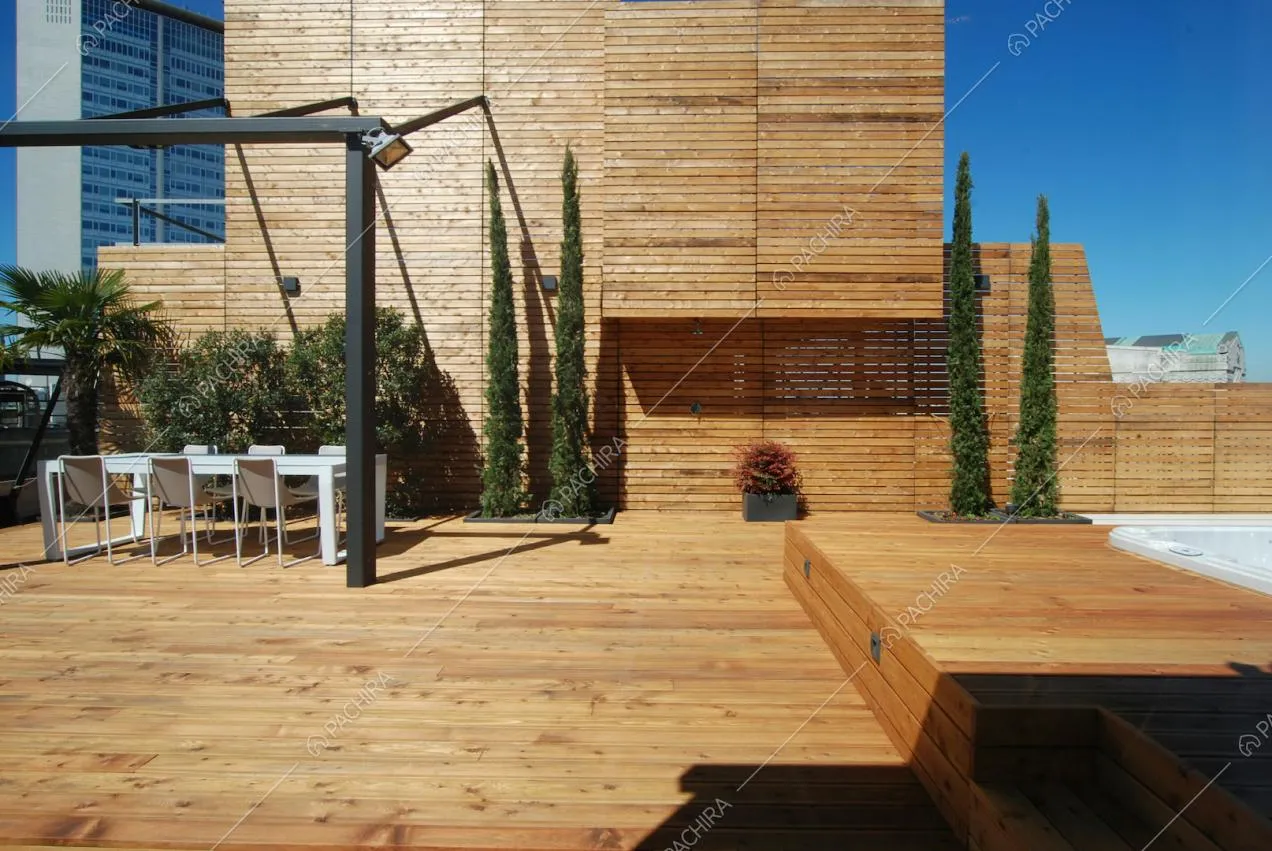La terrazza in legno della Location Damson