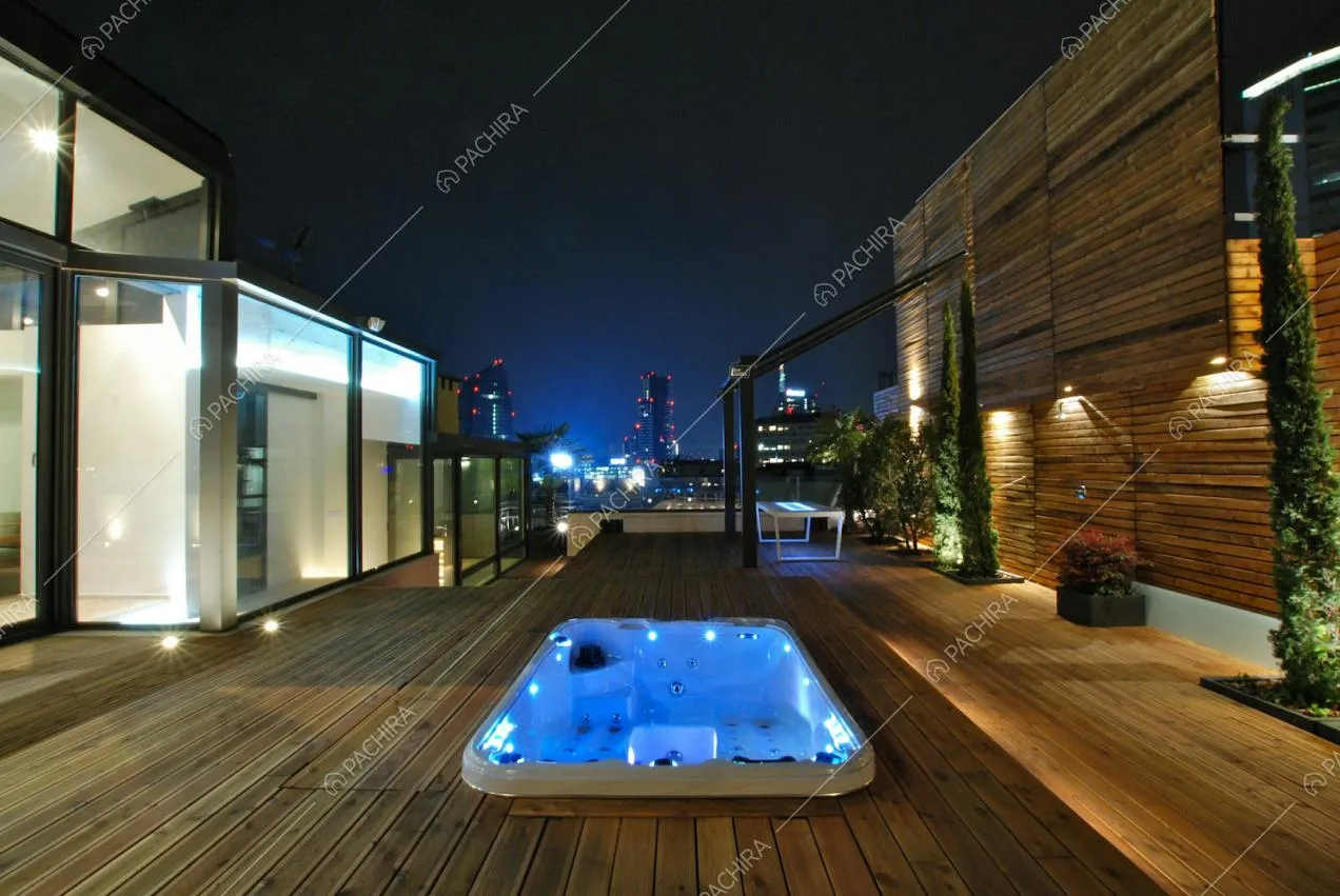 Idromassaggio vista skyline in questo attico a Milano