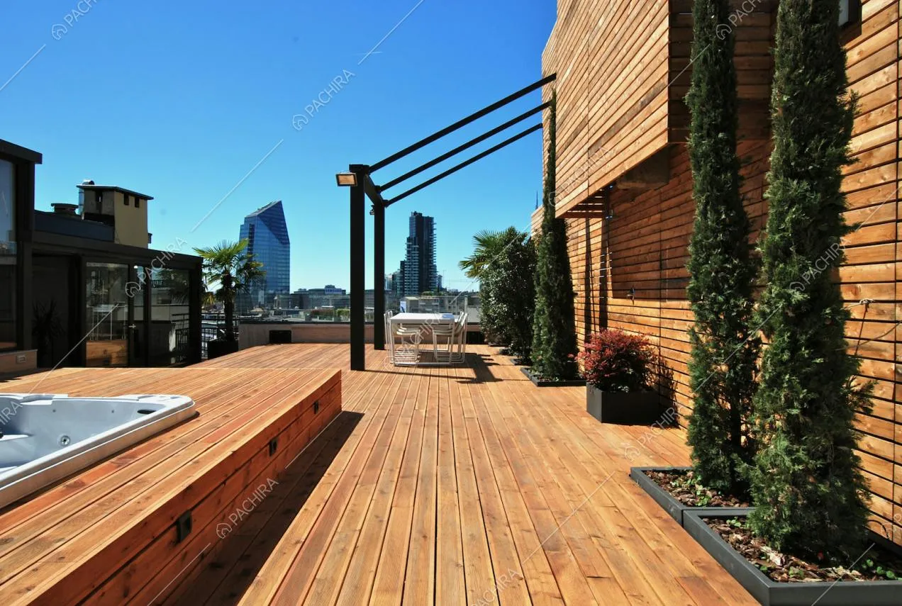 Terrazza in legno con vista su Milano