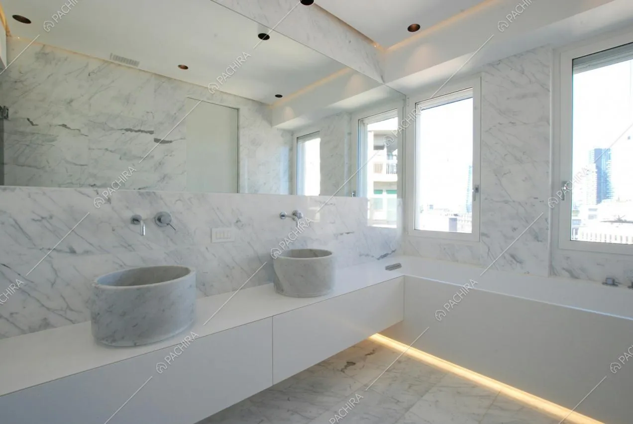 Bagno in marmo bianco