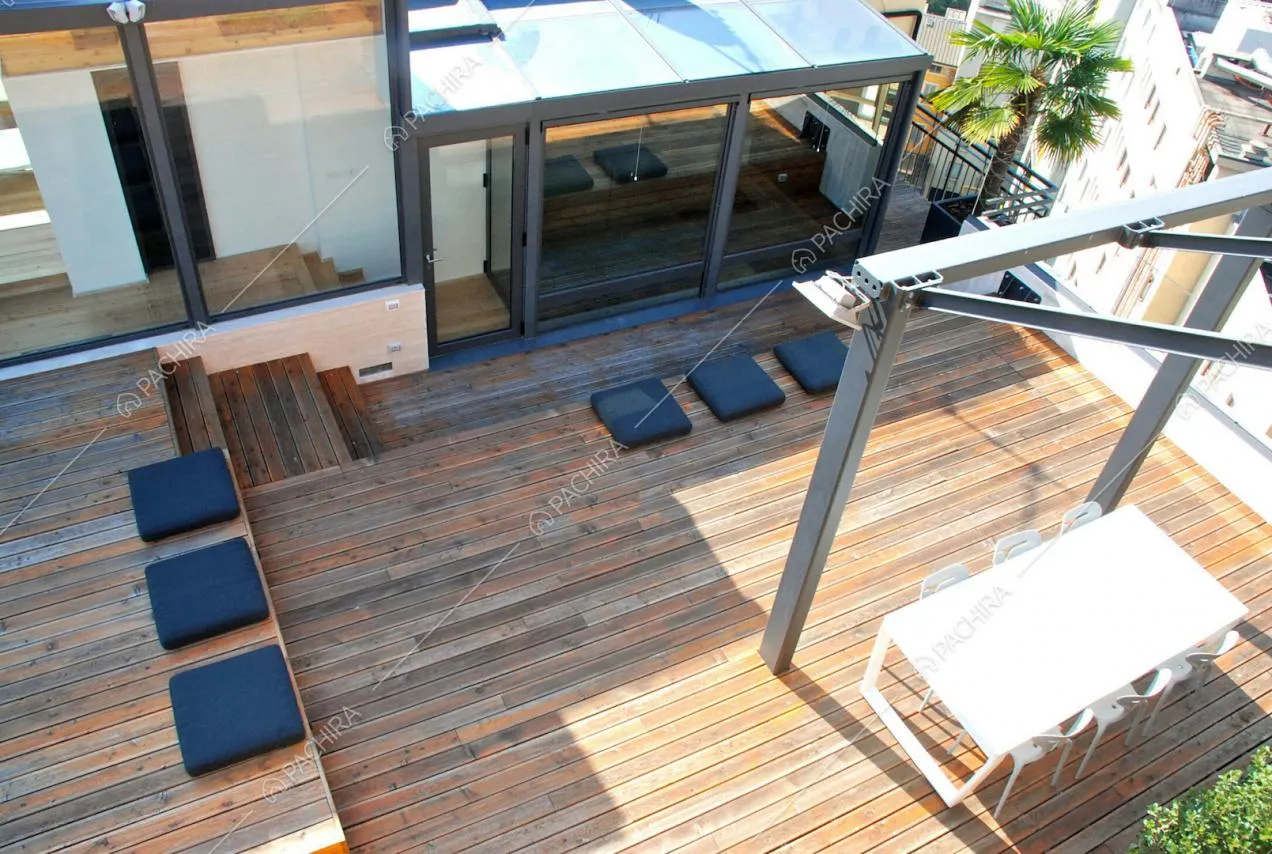Vista sulla terrazza in legno