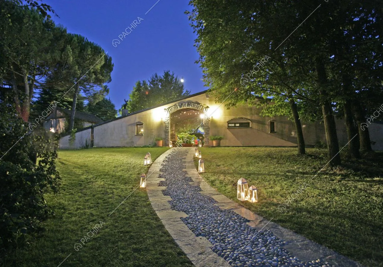Ciottolato d'ingresso e lanterne