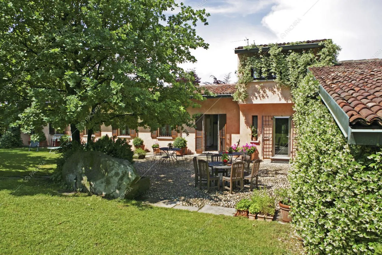Ciottolato d'ingresso e lanterne