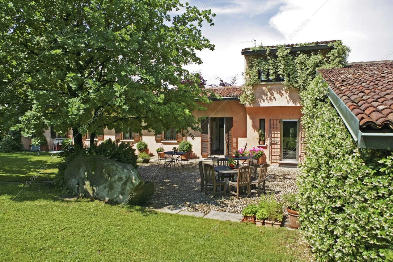 Ciottolato d'ingresso e lanterne