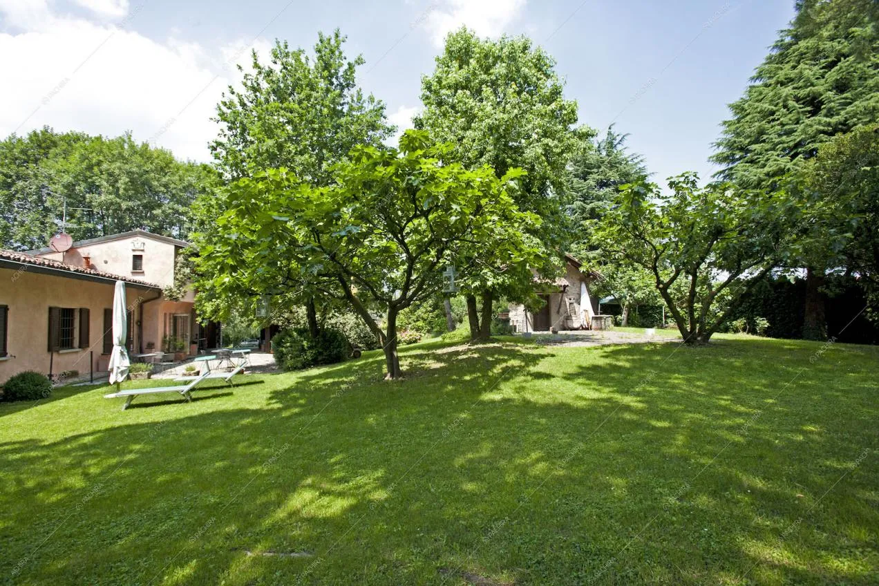 Giardino, capanno degli attrezzi, villa vista dall'esterno